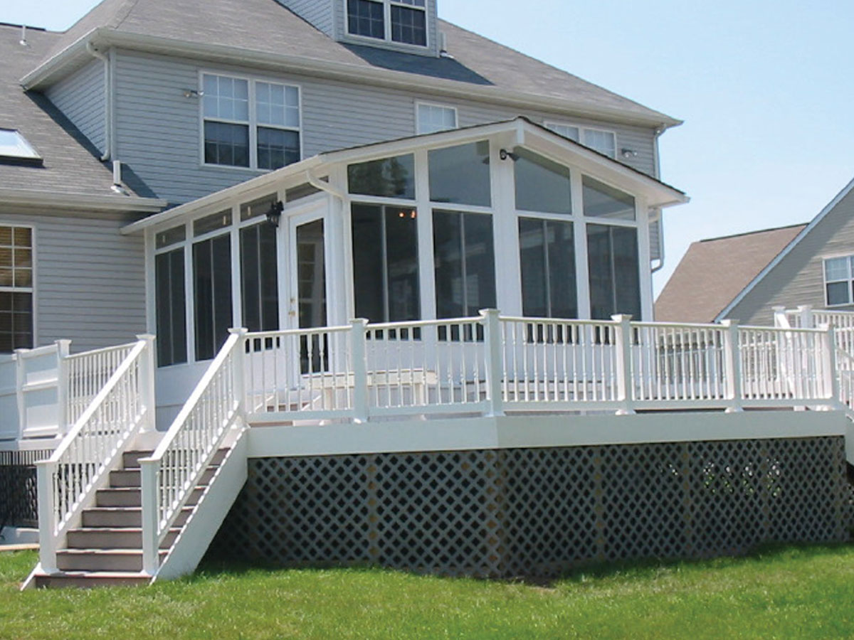 Cozy furnished Oasis sunroom space